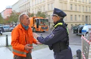 Um den verwirrten Boris zu retten, gerät Werner (Uwe Ochsenknecht, li.) beinahe mit einem Polizisten (Axel Schreiber, re.) aneinander.