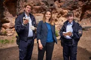 Auch in den neuen Folgen bleibt das Dorf Hengasch das Universum der skurillen Crimecomedy-Serie aus der Eifel, doch die Dienststelle ist neu besetzt. Eine neue Chefin, Kommissarin Marie Gabler (Katharina Wackernagel, M.) will Schwung und Struktur in die verschlafene Wache bringen. Doch die ortsansässigen Polizeikräfte - Polizeiobermeister Heino Fuss (Sebastian Schwarz, l.) und Kommissarsanwärterin Jennifer Dinkel (Eva Bühnen, r.) haben es sich seit der Neubesetzung des Polizeireviers vor ein paar Jahren im Dienst nach Vorschrift gemütlich eingerichtet. Heino will als alleinerziehender Vater abends pünktlich nach Hause und die Pferdenärrin Jenny nutzt jede freie Minute, um sich um ihren Hengst Terminator zu kümmern.