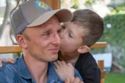 SRF bi de Lüt - Heimweh Staffel 7 Folge 1 Karl Egloff mit seinem Sohn Julian. Die Familie wurde vor zwei Jahren brutal überfallen.