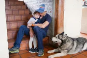 SRF bi de Lüt - Heimweh Staffel 7 Folge 3 Karl Egloff muss für den internationalen Bergführer-Ausweis an einen Kurs in Peru. Besonders für die Tochter Martina ist der Abschied schwer.