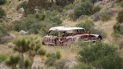 Verrostetes Auto, verlassen in der Mojave-Wüste