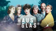 "Haus aus Glas" ist eine packende und atmosphärisch dicht erzählte Miniserie über eine Familie im Ausnahmezustand. Alte Geheimnisse und neue Verletzungen verwickeln sich zu einer verhängnisvollen Kraft, die alles infrage stellt, woran diese Familie geglaubt hat. Im Bild (von links): Leo (Morgane Ferru), Felix (Merlin Rose), Emily (Sarah Mahita), Eva (Stefanie Reinsperger), Richard (Götz Schubert) und Barbara (Juliane Köhler).