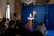 Marie (Léa Drucker) gibt eine Pressekonferenz zum Verlauf der Befreiung der Geiseln. Hat sie alles unter Kontrolle?