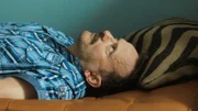 Andi (Milan Peschel) fühlt sich auf der Liege im Praxisraum bei Therapeutin Alex Täubner plötzlich wohler als ihm lieb ist.