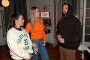 John (Felix von Jascheroff) schafft es nicht, sich Jessica (Nina Ensmann, M.) und Emily (Anne Menden) anzuvertrauen.