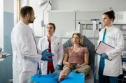 Dr. Matteo Moreau, Rebecca Krieger und Tom Zondek nehmen die Landwirtin Ines Herwig nach einem Sturz ins Johannes-Thal-Klinikum auf. Ihre Patientin ist außergewöhnlich blass. Matteo ordnet erstmal eine ausführliche Diagnose an.