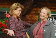 Die Haushälterin Theres (Enzi Fuchs, re.) ist überglücklich, Maren (Uschi Glas) wiederzusehen.; ARD Degeto WIEDER DAHEIM, am Samstag (05.10.24) um 14:00 Uhr im ERSTEN.