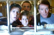 Können nicht glauben, dass ihr Nachbar sie wieder einmal übertroffen hat: Reese (Justin Berfield, l.), Dewey (Erik Per Sullivan, M.), Hal (Bryan Cranston, r.) und Malcolm (Frankie Muniz, hinten) ...