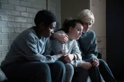 v.l.n.r.: Abi (Tamara Lawrence), Kelsey (Bella Ramsey) und Orla (Jodie Whittaker)