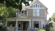 Ein Haus im Craftsman-Stil soll in ein typisch kreolisches Häuschen verwandelt werden, wie man es aus New Orleans kennt. Dafür integrieren Jenny und Dave besondere Details in jeden Raum - wie antike Türen, Laternen und eine neue Veranda.