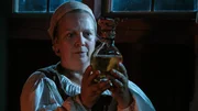 Stine (Gabriela Maria Schmeide) hat endlich den Honigwein gefunden.