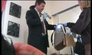 Im Appartement des ermordeten Roland Kuster finden die Beamten einen mysteriösen Rucksack.