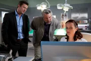 Gemeinsam mit den Kommissaren Hansen (Igor Jeftic, l.) und Stadler (Dieter Fischer, M.) nimmt Pathologin Mai (Sina Wilke, r.) die Blessuren des Opfers noch mal genauer unter die Lupe.