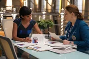 Camille Saroyan (Tamara Taylor, l.); Temperance Brennan (Emily Deschanel, r.)