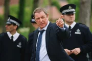 Detective Chief Inspector Barnaby (John Nettles) teilt seine Mitarbeiter ein.