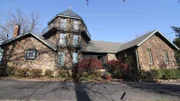 Eine Hobby-Bäckerin und ihr Ehemann möchten ihr dunkles, verwinkeltes Haus in ein helles und einladendes Zuhause für sich und ihre Kinder verwandeln. Dafür nehmen Dave und Jenny die Fassade und das Interior des Hauses aus den 70er-Jahren auseinander und stoßen dabei auf kleinere und größere Herausforderungen.