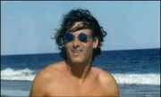 Zur falschen Zeit - Roland Kuster ist in Hollywood ein bekannter Promi-Fotograf. Ob Stars oder Sternchen - er hatte sie alle schon vor der Linse. Jetzt liegt er tot auf dem Bett seines Apartments...