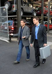 Nachdem zwei Männer umgebracht wurde, die Mac Taylor hießen, wollen Mac (Gary Sinise, r.) und sein Team auch andere Männer wie Mackinley Taylor (Scott Wolf, l.) in New York warnen ...