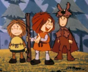 Gilby, als Wolf verkleidet, mit den Jungen aus dem Dorf.