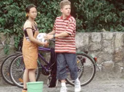Kiki (Thuy-Anh Cao) und Tobias (Tim Küchler).