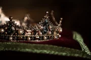 Die Krone steht sinnbildlich für die Macht in England im Zeitalter blutiger Religionskriege - bis heute.