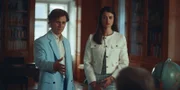 Ylva Dardenne (Philine Schmölzer, r.) will ihren Vater Fabian Brigand (Max Schimmelpfennig, l.) vorstellen.