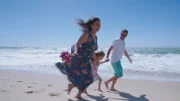Ein Paar verlässt Kalifornien und möchte die gemeinsame Tochter in der europäischen Kultur aufziehen. Sie entscheiden sich für einen Umzug ins entspannte Portugal. Während der Vater jeden Tag mit einem atemberaubenden Meerblick aufwachen möchte, träumt seine Frau von einem bodenständigen Haus für die Familie.