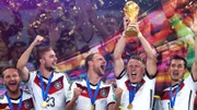 Sommermärchen 2014 – die deutsche Elf holt den WM-Titel, Deutschland heißt Flüchtlinge willkommen und der Terroranschlag auf den Berliner Weihnachtsmarkt sorgt für Entsetzen.