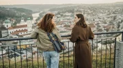 Mia (Nadja Sabersky, links) erzählt Frederike (Marie Leuenberger) an der Oberen Veste in Passau von der Widmung, die sie die ganze Zeit beschäftigt.