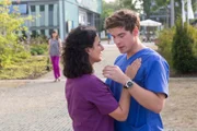 Dr. Sherbaz (Sanam Afrashteh, l.) sieht keine Zukunft für die Beziehung zwischen ihr und Ben (Philipp Danne, r.). Sie macht Schluss und tröstet Ben, als Selinas Mutter (Natascha Paulick, im HG.) aufgeregt herbei kommt: Selina ist aus ihrem Bett verschwunden und niemand hat sie gesehen.