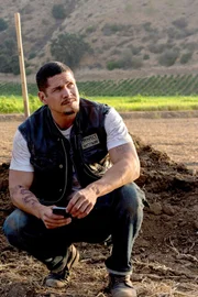 Ezekiel 'EZ' Reyes (JD Pardo)