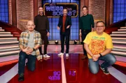 Moderator Kai Pflaume (M.) und seine Rateteam-Kapitäne Bernhard Hoëcker (l.) und Elton (r.) begrüßen in dieser Sendung den Fernsehmoderator Daniel Boschmann (2.v.l.) und den Fernsehmoderator Sven Lorig (2.v.r.).