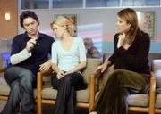 "Scrubs - Die Anfänger", "Mein Baby und sein Baby." Bei Carla haben die Wehen eingesetzt. Während Elliot perfekt vorbereitet ist, stellt sich Kindsvater Turk doch recht schusselig an. Letztlich bleibt sein Arm in der Eismaschine stecken und er droht, die Geburt seines Babys zu verpassen. J.D. und Kim überlegen indes, ob sie einen Schwangerschaftsabbruch durchführen, oder das Kind behalten sollen. Im Bild (v.li.): Zach Braff (John 'J.D.' Dorian), Elizabeth Banks (Dr. Kim Briggs), Christa Miller (Jordan Sullivan).