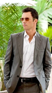 Michael (Jeffrey Donovan) trifft seinen neuen Agenten der Spione: Dieser verspricht ihm seine Kontakte spielen zu lassen und auf diese Weise seinen Ruf bei der CIA zu verbessern.