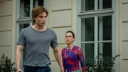 Nicolas Dardenne (Gustav Schmidt, l.) hat eine Entscheidung getroffen und Louna Lloris (Anna Bardavelidze, r.) kann ihn nicht mehr aufhalten.