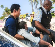 Ein Undercover-Einsatz endet anders als geplant und Grover (Chi McBride, r.) und Chin (Daniel Dae Kim, l.) müssen alles geben, um Steve (Alex O'Loughlin, M.) das Leben zu retten ...