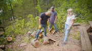 Schön idyllisch im Wald und unweit eines Sees gelegen steht das hübsche Haus von Dana und John. Die beiden wollen für immer dort bleiben, weshalb es fabelhaft werden soll. Jenny und Dave verpassen der Waldhütte einen neuen Anstrich und eine Grillecke mit Sitzbereich mit Outdoor-Kamin. Im Inneren wird der Wohn- und Essbereich vergrößert, sodass die Familie Gäste empfangen und in der Küche zusammenkommen kann. Und ganz wichtig: Neue Fenster ermöglichen den bestmöglichen Ausblick auf den See. Zu guter Letzt überraschen Jenny und Dave die beiden mit einem neuen Badezimmer, dass an die Master Suite anschließt.