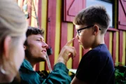 Jonas schminkt Jannik mit selbstgemachter Schminke.