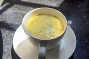 Einfach Milch mit Safran, Bockshornklee, Kresse- und Fenchelsamen und Kardamom mischen – schon ist die traditionelle Gewürzmilch aus Oman bereit zum Genuss.
