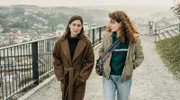 Frederike (Marie Leuenberger, links) und Mia (Nadja Sabersky) an der Oberen Veste in Passau.