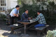 Bei den Ermittlungen in einem neuen Fall stoßen Kimball (Tim Kang, l.) und Wayne (Owain Yeoman, M.) auf Tom Crayhew (Chris Mulkey, r.). Doch was hat er damit zu tun?