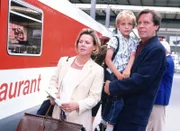 Für Stefan (Sigmar Solbach, re.) heißt es Abschied nehmen: Susanne (Daniela Strietzel) und ihr gemeinsamer Sohn Marc (Denis Power) verlassen München, um nach Berlin zu gehen.