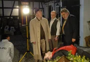 Nach einem Sturz vom Balkon liegt Mike Dippon (Christof Arnold) tot im Innenhof der Gastwirtschaft, sehr zum Entsetzen des Wirtes (Roland Frey, Mitte). Bienzle (Dietz-Werner Steck, li.) und Dr. Kocher (Klaus Spürkel, re.) stellt sich die Frage, ob ein Unfall oder ein Kampf den Fall verursachten.