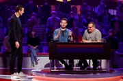 Moderator Kai Pflaume (l.) mit Rateteam-Kapitän Elton (r.) und dem Sänger und Frontmann der Band ‚Revolverheld’ Johannes Strate (M.).