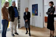 Die Kommissare Winter (Vanessa Eckart, l.) und Stadler (Dieter Fischer) befragen im Beisein der Haush&auml;lterin Sybille Schwan (Elisabeth Thielemann, 2.v.r.) Karolin Graf (Natascha Paulick, r.), die Ehefrau des Opfers.