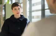 Dr. Ilay Demir hat beharrlich auf eine erneute Untersuchung der Ursache von Romy Ziehdens (Julia E. Lenska) Lähmung gedrängt und tatsächlich die Ursache gefunden. Doch Romy bringt das in eine Lage, mit der sie nicht umgehen kann und auch nicht will. Sie ist stinksauer auf Ilay.