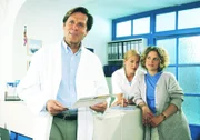 Dr. Stefan Frank (Sigmar Solbach) mit seiner Schwester Laura (Cecilia Kunz, Mi.) und Arzthelferin Marie-Louise (Christiane Brammer) in seiner Praxis.