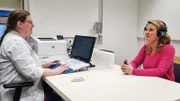 Dr. Christine Reiler beim Hörtest.