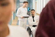 Kris Haas (Jascha Rust, li.) rät seinem Freud und Kollegen Dr. Ilay Demir (Tan Caglar, re.) bei Romy Ziehden etwas auf die Bremse zu treten.