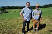 Bei Horst Biewald nimmt Axel Bulthaupt seine ersten Jodelstunden